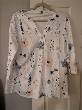 Women's White Floral V-Neck Tunic Top - Soft Peach & Blue Flowers